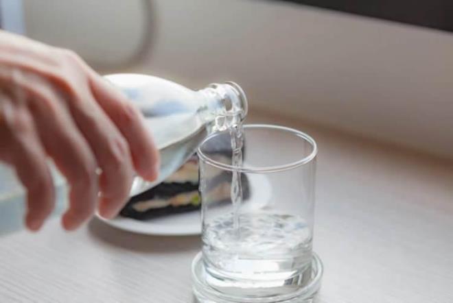 <em><strong>Bu nedenle 'can�m su istemiyor' demek, yeterince su ald���n�z anlam�na gelmez. �te yandan g�n boyu s�rekli su i�en, �i�esini elinden d���rmeyen baz� ki�ilerde de fark�nda olmadan fazla su al�m� g�r�lebilir.</strong></em>