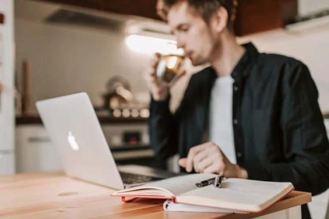 <em><strong>Hatta su zehirlenmesi dahi ya�ayabilirler. Burada �nemli olan dengeyi yakalamakt�r"</strong></em> �eklinde konu�tu.<br>  <p><strong>"SU T�KET�M�NE G�RE �DRAR RENG�M�Z DE����R"</strong></p>    <p>��men, "<strong><em>�ay ve kahve su i�erir ama fazla t�ketildiklerinde v�cuttan su at�m�n� art�r�rlar. Yani "nas�l olsa �ay i�iyorum" diyerek su i�memek do�ru bir yakla��m de�ildir. Su t�ketimimize g�re idrar rengimiz de�i�ir, ancak koyu idrar az su i�ti�imizi, a��k renk idrar �ok ya da yeterli su i�ti�imizi her zaman g�stermeyebilir.&nbsp;Bu konuda genelleme yapmak m�mk�n de�ildir"</em> </strong>diye konu�tu.</p>