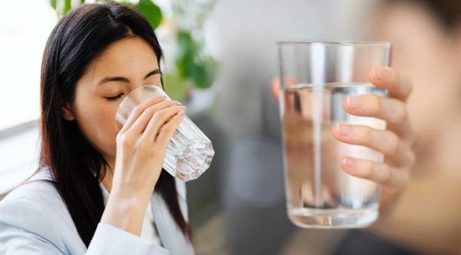 <em><strong>G�nl�k su t�ketimiyle ilgili uzmanlardan s�k s�k a��klamalar gelirken, toplumda bu konuda ciddi bir bilgi kirlili�i ya�an�yor. A��r� su i�menin san�ld��� kadar masum olmad���n� vurgulayan Uzm. Dr. Erbil ��men, yanl�� su t�ketiminin ciddi sa�l�k sorunlar�na yol a�abilece�ini belirterek kamuoyunda s�k tekrarlanan hatalara dikkat �ekti.</strong></em>