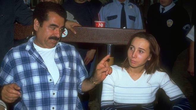 <strong>Uzun y�llard�r k�s olan �nl� sanat�� �brahim Tatl�ses ve Asena, yeni y�lda aralar�ndaki buzlar� eriterek bar��ma karar� alm��t�.&nbsp;</strong>