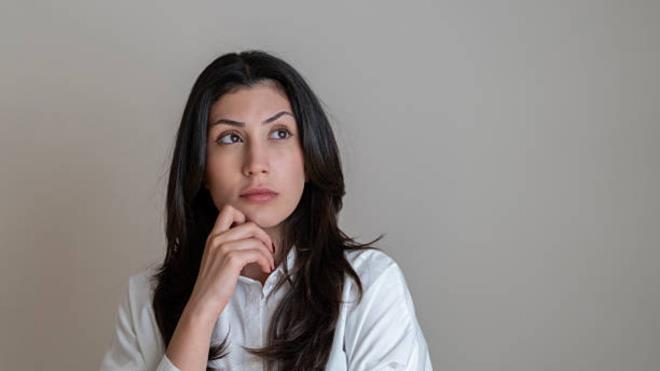 <p><strong>B�L�M M�, M�ST�K B�LG� M�?</strong></p><p><strong>Tarihsel olarak �lmi Sima:</strong></p><p>-Felsefe, ahlak ve g�zlem temelli bir gelenekten gelir</p><p>-Modern bilim taraf�ndan kesin bir y�ntem olarak kabul edilmez</p><p>-G�n�m�zde psikoloji, beden dili ve n�robilimle k�smen ili�kilendirilmeye �al���lmaktad�r</p><p>-Bug�n yapay zeka ve y�z analizi teknolojilerinin bu alana ilgisi de buradan do�uyor.</p>