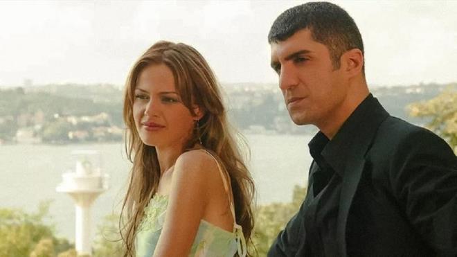 Naz Elmas y�llar sonra Tarkan konserinde ortaya ��kt�. �ark�c�y� dinlemeye gelenler aras�nda yer alan oyuncu, de�i�imiyle a��zlar� a��kta b�rakt�. Naz Elmas'� son haliyle tan�mak neredeyse imkans�z hale geldi.