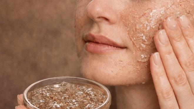 Bir yemek ka���� keten tohumunu suda yakla��k 15 dakika bekleterek jel k�vam�na gelmesini sa�lay�n.