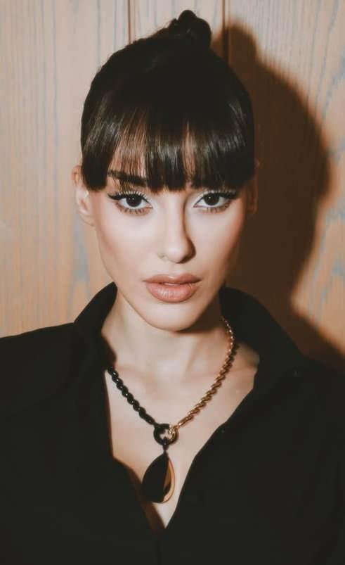 DE����M� D�KKAT �EKT�  <br><strong>Bu g�rkemli gecede boy g�steren Dilan �i�ek Deniz, bu sefer tarz�yla de�il, y�z�ndeki de�i�imle sosyal medya kullan�c�lar�n�n dikkatinden&nbsp; ka�mad�.</strong>