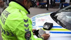 Yerle�im yeri i�inde h�z s�n�r�n� 46-55 kilometre/saatten fazla ihlal edenlerin her seferinde 30 g�n, 56-65 kilometre/saatten fazla ihlal edenlerin her seferinde 60 g�n, 66 kilometre/saatten fazla ihlal edenlerin ise her seferinde 90 g�n s�reyle s�r�c� belgeleri geri al�nacak.