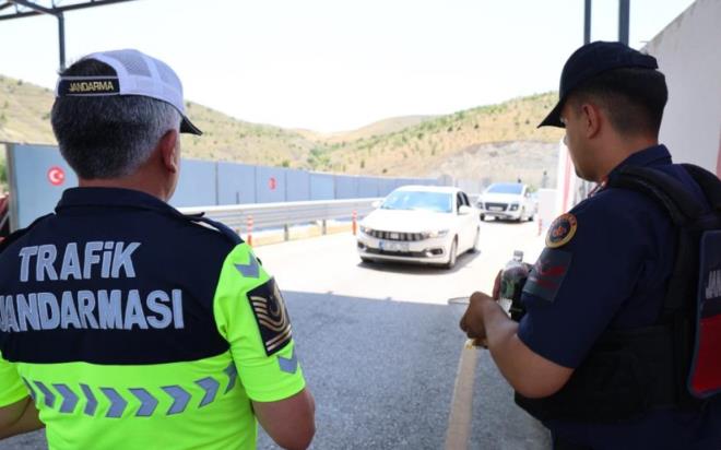 TBMM Genel Kurulu, trafik cezalar�n�n art�r�lmas�na y�nelik d�zenlemeleri de i�eren Karayollar� Trafik Kanunu'nda De�i�iklik Yap�lmas�na Dair Kanun Teklifi'nin g�r��melerine devam edecek, Milli Parklar Kanunu ve Baz� Kanunlar ile 375 Say�l� Kanun H�km�nde Kararnamede De�i�iklik Yap�lmas�na Dair Kanun Teklifi'nin g�r��melerine ba�layacak.