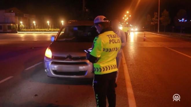 Teklife g�re, tescil plakas�n�n farkl� okunmas�na veya okunamamas�na bilerek neden olacak �ekilde plakas�nda de�i�iklik yapan s�r�c�ler, 140 bin lira idari para cezas�na �arpt�r�lacak, ara� 30 g�n s�reyle trafikten menedilecek.