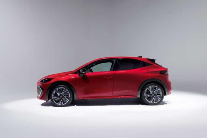 Yeni Clio'nun akustik konfor ve manevra kabiliyeti de y�kseltildi. �n cam s�tunlar�nda kullan�lan yeni yal�t�m k�p�kleri kabin g�r�lt�s�n� azalt�rken, 10,4 metrelik d�n�� �ap� ise �ehir i�i manevralar� kolayla�t�rmay� hedefliyor.Model, 391 litreye ula�an bagaj hacmi ve 40 milimetre al�alt�lan bagaj e�i�iyle g�nl�k kullan�m pratikli�ini art�rmay� da ama�l�yor.