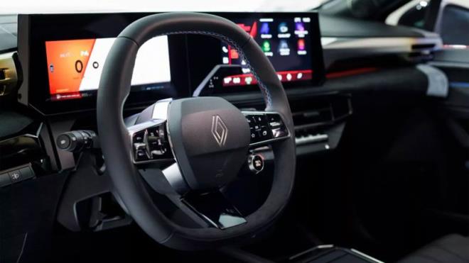 Modelde, "Google Entegre OpenR Link" sistemi standart olarak geliyor. �lerleyen d�nemde, Google'�n yapay zeka asistan� Gemini de sisteme dahil edilecek. Gemini, do�al sohbet yetene�i ve kesintisiz konu�ma alg�lama �zellikleriyle s�r�� deneyimine yard�mc� olacak.