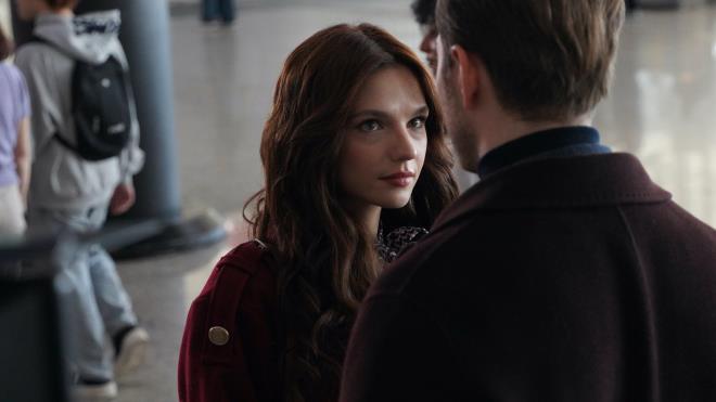 <p><strong>BURAK TOZKOPARAN'IN D�S�PL�NL� D�YET� VE FORM SIRRI</strong></p><p>�nl� oyuncu, kilo verme s�recinde ve sonras�ndaki formunu koruma d�neminde kat� bir diyet ve spor program� uygulad�. Verdi�i r�portajda Tozkoparan'�n ya�am tarz� haline getirdi�i diyet rutininde �u maddeler �ne ��k�yor:</p><ul><li><p><strong>Rafine �eker ve Un Yasak:</strong> Beslenme d�zeninden i�lenmi� �ekeri ve beyaz unu tamamen ��karan oyuncu, karbonhidrat ihtiyac�n� sadece kompleks kaynaklardan sa�l�yor.</p></li><li><p><strong>Ak�am Yeme�i S�n�r�:</strong> Gece ge� saatlerde yemek yeme al��kanl���n� b�rakan sanat��, ak�am 19:00'dan sonra s�v� t�ketimi d���nda bir g�da alm�yor.</p></li><li><p><strong>Sabah Y�r�y��leri:</strong> En b�y�k motivasyon kayna�� olan k�pe�i <strong>Crash</strong> ile her sabah erkenden uzun ve tempolu y�r�y��ler yaparak metabolizmas�n� h�zland�r�yor.</p></li><li><p><strong>St�dyoda Kalori Yak�m�:</strong> Profesyonel bateristlik yapman�n yo�un bir fiziksel g�� gerektirdi�ini belirten Tozkoparan, davul �almay� bir t�r "kardiyo" olarak g�r�yor.</p></li></ul>