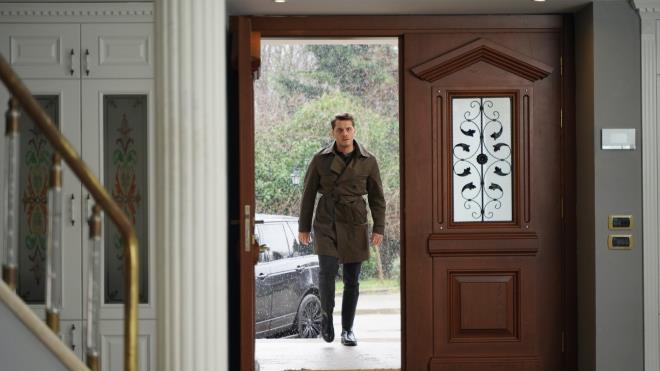 <p><strong>GE�M���N HAYALETLER� VE A�LE SIRLARI</strong></p><p>"Ayn� Ya�mur Alt�nda" sadece bir gen�lik dram� olman�n �tesine ge�erek, ge�mi�in bug�ne d��en g�lgelerini de irdeliyor. H�lya Av�ar'�n canland�rd��� Fazilet Karano�lu karakteri, ailesinin stat�s�n� korumak ad�na her t�rl� entrikay� me�ru g�ren bir fig�r olarak hikayeye y�n veriyor. Ali ve Rosa birbirlerine yakla�t�k�a, her iki ailenin de y�llar �nce �st�n� �rtt��� karanl�k bir trajedi yava� yava� g�n y�z�ne ��kmaya ba�l�yor. Bu gizemli ge�mi�, gen� a��klar�n sadece ailelerine kar�� de�il, ayn� zamanda birbirlerine kar�� olan g�venlerini de zorlu bir s�nava tabi tutuyor.</p>