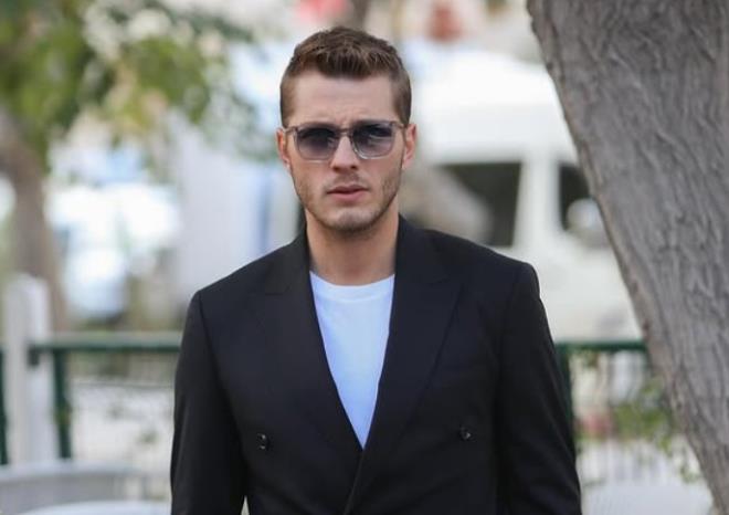 9 �ubat itibar�yla yay�n hayat�na ba�layan "Ayn� Ya�mur Alt�nda" dizisinin ba�rol� Burak Tozkoparan, aslen Rizeli olmas� ve profesyonel baterist kimli�iyle hayranlar�n� �a��rtt�. Okan �niversitesi'ni tam burslu bitiren ve m�zik gruplar�nda profesyonel olarak sahne alan Tozkoparan, dizide otoriter ailesine kar�� duran Ali karakteriyle oyunculuk yetene�ini bir kez daha kan�tl�yor.