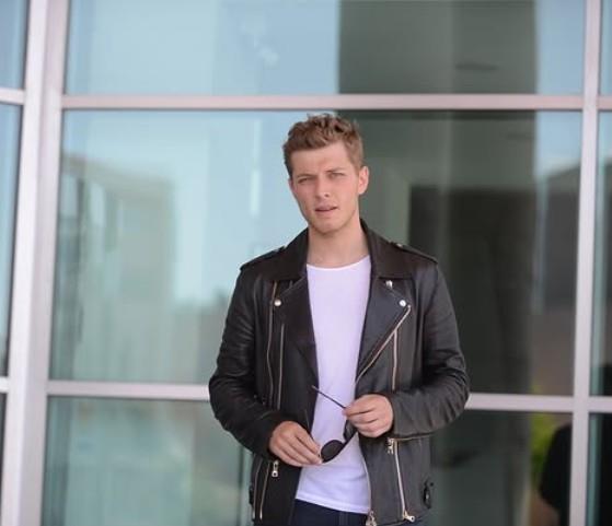 Sosyal medyadan ziyade evinde m�zik yapmay� ve mutfakta vakit ge�irmeyi sevdi�ini belirten oyuncu, Ali karakterinin vicdanl� ve m�cadeleci ruhunu kendi i� d�nyas�yla harmanlad���n� ifade ediyor.