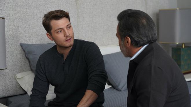 <p><strong>MODERN B�R �STANBUL PANORAMASI</strong></p><p>Dizinin g�rsel dili, �stanbul'un zenginli�i ile yoksullu�u aras�ndaki u�urumu �arp�c� bir �ekilde yans�t�yor. Bir yanda l�ks yal�lar ve �irket binalar�, di�er yanda ise adalet aray���ndaki insanlar�n m�cadele verdi�i sokaklar... "Ayn� Ya�mur Alt�nda" izleyicisine <strong>"Ger�ek a�k, her t�rl� f�rt�nan�n alt�nda dimdik durabilir mi?"</strong> sorusunu sordururken, her b�l�mde y�kselen tansiyonuyla sezonun en �ok konu�ulan i�lerinden biri olmaya aday g�r�n�yor.</p>