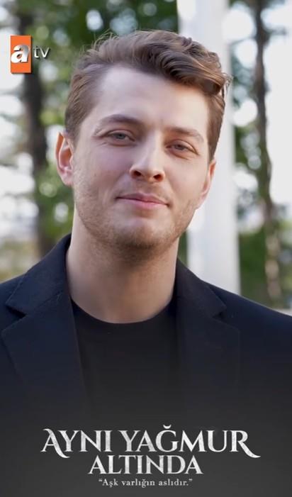 <p><strong>M�Z�KTEN SETLERE UZANAN KAR�YER YOLCULU�U</strong></p><p>Burak Tozkoparan i�in sanat, sadece oyunculuktan ibaret de�il. 2011 y�l�nda Bostanc� G�steri Merkezi'nde ger�ekle�en finalde, "En �yi Enstr�man (Bateri)" dal�nda T�rkiye �ampiyonu se�ilen sanat��, bu ba�ar�s�yla Okan �niversitesi'nden %100 burs kazand�. M�zi�in hayat�ndaki yerini <strong>"Oyunculuk kariyerim asl�nda m�zik sayesinde ba�lad�"</strong> diyerek �zetleyen Tozkoparan, bug�n bile evindeki st�dyosunda kendi bestelerini yapmaya devam ediyor.</p>