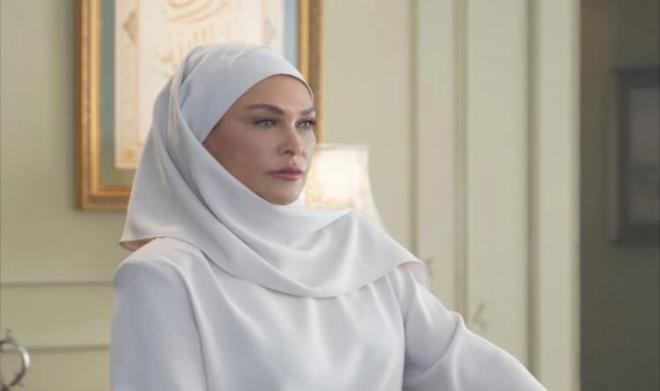 <span><strong>�AR�AFLI KADINLARA �C� DEM��T�</strong></span>  <strong>Av�ar'�n ge�mi�te �ar�af giyen kad�nlara y�nelik kulland��� "�c�" benzetmesi, daha sonra bir dizi projesi kapsam�nda tesett�rl� bir karakteri canland�rmas�yla yeniden g�ndeme gelmi� ve kamuoyunda tart��malara yol a�m��t�.</strong>