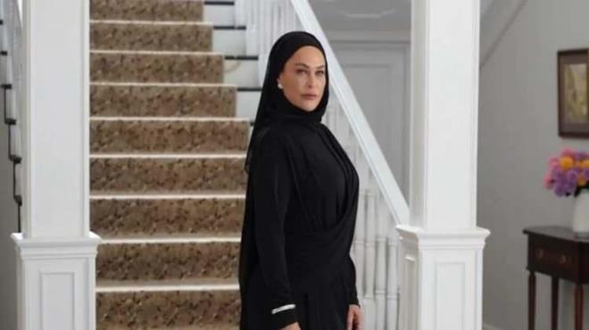 <strong>Dizide tesett�rl� Fazilet karakterine hayat veren H�lya Av�ar, projedeki yeni imaj�yla kamuoyunda geni� yank� uyand�rm��t�.</strong>