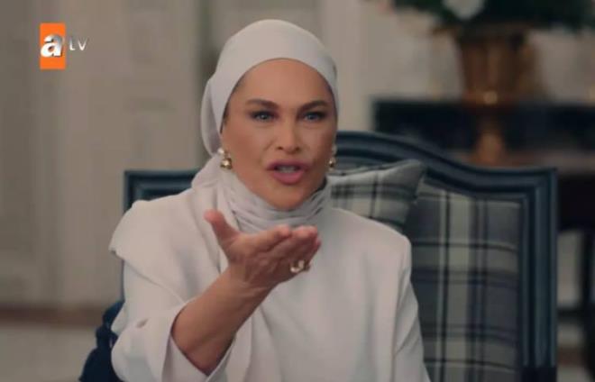 <em><strong>��te H�lya Av�ar'�n d�n ak�am yay�nlanan b�l�mden bir ka� karesi;</strong></em>