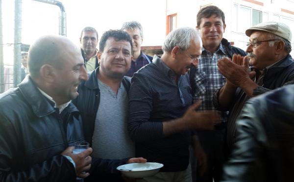 CHP lideri, Bodrum'un Mumcular Beldesi'ndeki bir kahvehaneyi, haber vermeden ziyaret etti; ayrca dne katlp damat ve geline altn takt.