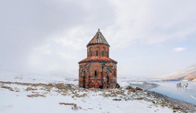 <strong>Son d�nemlerde yabanc� turistlerin T�rkiye'ye olan ilgisi giderek art�� g�sterirken art�k yeni g�zde �stanbul de�il 'Kars' haline geldi.&nbsp;</strong>