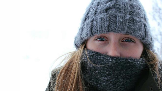 <h3 class="ng-star-inserted"><strong>Minyon ve Ya� Oran� D���k Olanlar Daha �ok ���yor</strong></h3><p class="ng-star-inserted"><span class="ng-star-inserted">Sadece cinsiyet de�il, v�cut b�y�kl��� de ���me miktar�n� belirliyor. Bilim insanlar�, <span style="color:#000080"><strong>"V�cut ne kadar k���kse, �retilen �s� o kadar azd�r"</strong></span>ilkesine dikkat �ekiyor. Minyon yap�l� bir kad�n, iri yap�l� bir erke�e g�re so�u�u �ok daha h�zl� hissediyor. Ancak bu durum sadece kad�nlar i�in ge�erli de�il v�cut ya� oran� d���k ve ufak tefek olan erkekler de benzer durumu payla��yor.</span></p>