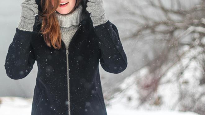 <h3 class="ng-star-inserted"><span style="color:#FF0000"><strong><span class="ng-star-inserted">Yal�t�m m� Is� �retimi mi?</span></strong></span></h3><p class="ng-star-inserted"><strong><span class="ng-star-inserted">Kad�n v�cudu, evrimsel ve biyolojik olarak erkeklerden daha y�ksek bir ya� y�zdesine sahip olma e�ilimindedir. Ya� dokusu m�kemmel bir</span><strong class="ng-star-inserted">�s� yal�tkan�</strong><span class="ng-star-inserted">g�revi g�r�r. Yani kad�nlar v�cut �s�lar�n� i�eride tutmakta daha ba�ar�l� olabilirler ancak sorun o �s�y� �retme kapasitesindedir.</span></strong></p><p class="ng-star-inserted"><span class="ng-star-inserted">Brychta durumu ��yle �zetliyor:<strong>"Is� �retimi v�cut b�y�kl���yle, �s� kayb�na kar�� diren� ise v�cut ya� oran�yla ilgilidir."</strong> Kad�nlar iyi bir yal�t�ma sahip olsalar da, "i� �s� �retim motorlar�" daha k���k oldu�u i�in aradaki fark� kapatmakta zorlan�yorlar.</span></p>