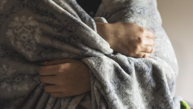 <h3 class="ng-star-inserted"><strong>Kad�nlar So�u�u Daha Yo�un Hissediyor</strong></h3><p class="ng-star-inserted"><span class="ng-star-inserted">NY Post'ta yer alan habere g�re genellikle erkeklerin ti��rtle gezdi�i bir odada kad�nlar�n h�rkalara sar�lmas� uzun zamand�r bir "ki�isel tercih" olarak g�r�l�yordu. Ancak Robert Brychta ve ekibi taraf�ndan y�r�t�len yeni bir �al��ma 62 ile 88 derece (yakla��k 16-31�C) aras�ndaki s�cakl�klarda 28 sa�l�kl� bireyin tepkilerini inceledi. <span><strong>Sonuca g�re kad�nlar d���k s�cakl�klara kar�� erkeklerden �ok daha keskin ve fiziksel bir tepki veriyor.</strong></span></span></p>