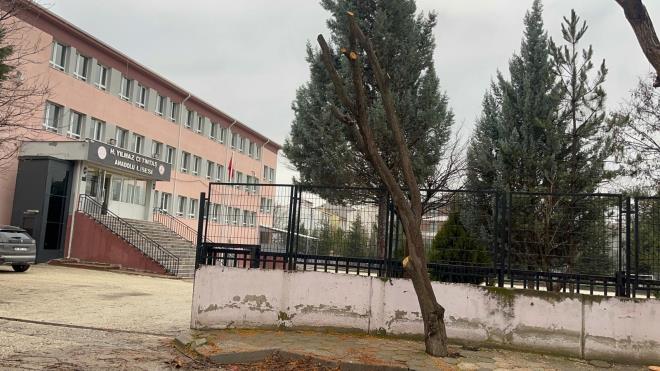 <span data-path-to-node="5,2,2,0"><b data-path-to-node="5,2,2,0" data-index-in-node="0">Olay�n Adresi:</b> Eski�ehir Y�lmaz �etinta� Anadolu Lisesi'nde ya�ananlar e�itim camias�n� aya�a kald�rd�.</span>