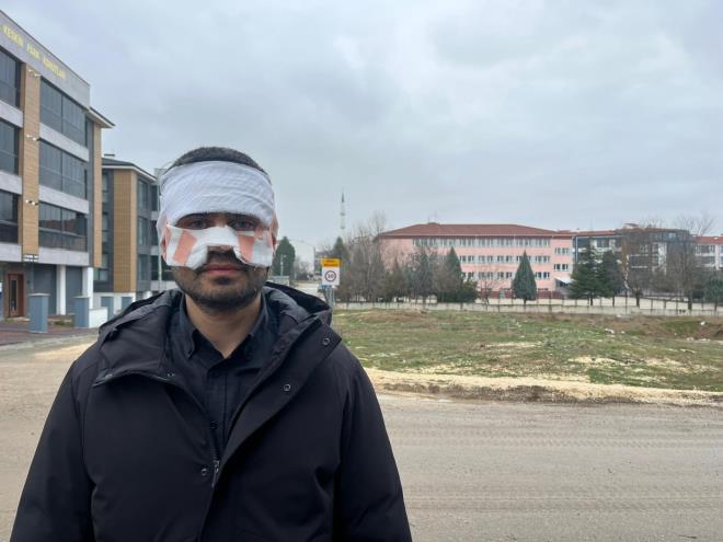 <span data-path-to-node="5,1,2,0"><b data-path-to-node="5,1,2,0" data-index-in-node="0">Deh�eti Ya�ad�:</b> Fizik ��retmeni Serkan Keskinba�, meslekta��n�n sald�r�s� sonras� 1. derece yan�klarla hastaneye kald�r�ld�.</span>