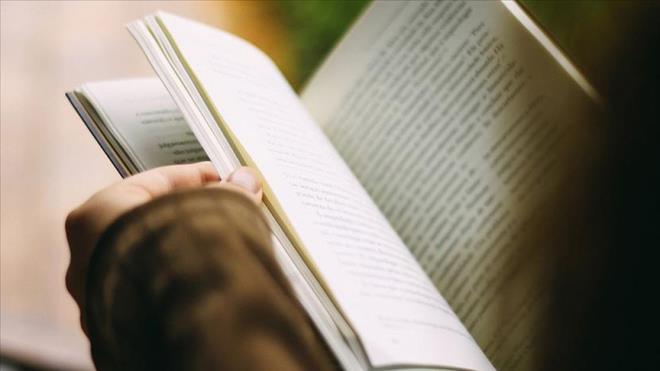 <p><strong>YA�AM BOYU Z�H�NSEL UYARIMIN �NEM�</strong></p><p>Chicago'daki Rush �niversitesi T�p Merkezi'nde g�rev yapan ara�t�rmac� Andrea Zammit, ileri ya�lardaki bili�sel sa�l���n, hayat boyunca kar��la��lan entelekt�el uyaranlarla yak�ndan ili�kili oldu�unu belirtiyor.</p><p>Ara�t�rmada, ba�lang�� a�amas�nda demans tan�s� bulunmayan ve ya� ortalamas� 80 olan 1.939 ki�i yakla��k sekiz y�l boyunca izleniyor.</p>