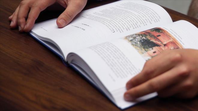 <p>Kat�l�mc�lar�n bili�sel al��kanl�klar� �� farkl� ya�am d�nemine g�re de�erlendiriliyor:</p><p><strong><span style="background-color:#FFFFE0">18 ya� �ncesi: Kitap okuma s�kl���, evde gazete ve atlas gibi kaynaklar�n bulunmas�, yabanc� dil e�itimi</span></strong></p><p><strong><span style="background-color:#FFFFE0">Orta ya� d�nemi: K�t�phane kart� kullan�m�, m�ze ziyaretleri, s�reli yay�n abonelikleri</span></strong></p><p><strong><span style="background-color:#FFFFE0">�leri ya� d�nemi: Okuma, yazma ve oyun oynama al��kanl�klar�</span></strong></p>