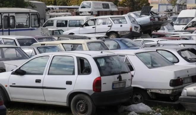 Hurda te�viki ne zaman ��kacak, Meclisten ge�ti mi?<p>  2026 hurda te�vikiyle ilgili teklifin hen�z yasala�mad���, TBMM g�ndemine gelmesinin beklendi�i belirtiliyor. Resmi Gazete?de yay�mlanm�� bir d�zenleme bulunmuyor. Ancak sekt�r temsilcileri, teklifin hayata ge�mesi halinde otomotiv piyasas�nda ciddi hareketlilik ya�anaca��n� ifade ediyor.  <p>    Teklifin iki temel aya�� bulunuyor:<p>  -Eski ve y�ksek emisyonlu ara�lar�n trafikten �ekilmesi<br>    -Yerli �retim ara� sat��lar�n�n art�r�lmas�<br>    -Ayr�ca sosyal destek boyutuyla, geni� ailelerin ilk kez ara� sahibi olmas� da hedefleniyor.