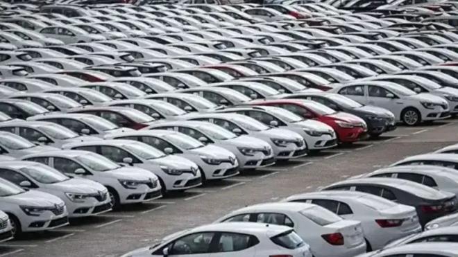 Hurda te�viki 2026 nedir, kimleri kaps�yor?<p>  Kulislerde konu�ulan d�zenlemeye g�re; 25 ya� ve �zerindeki ara�lar�n� hurdaya ay�ran vatanda�lar, T�rkiye?de �retilen ve belirli yerlilik oran�n� sa�layan s�f�r kilometre ara�larda �TV avantaj�ndan yararlanabilecek.<p>    ?�lk Arabam Yerli Otomobil Aile Destek Program�? ad�yla an�lan taslakta, en az 3 �ocuklu ve �zerine kay�tl� arac� bulunmayan ailelere �TV?siz yerli otomobil imkan� sunulmas� �ng�r�l�yor. D�zenleme ��karsa Togg ve bir�ok yerli �retim model listede yer alacak.