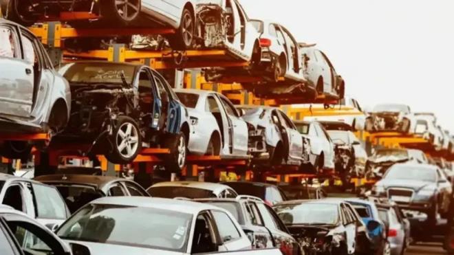 Hurda te�viki 2026 nedir, kimleri kaps�yor?<p>    Kulislerde konu�ulan d�zenlemeye g�re; 25 ya� ve �zerindeki ara�lar�n� hurdaya ay�ran vatanda�lar, T�rkiye?de �retilen ve belirli yerlilik oran�n� sa�layan s�f�r kilometre ara�larda �TV avantaj�ndan yararlanabilecek.<p>    ?�lk Arabam Yerli Otomobil Aile Destek Program�? ad�yla an�lan taslakta, en az 3 �ocuklu ve �zerine kay�tl� arac� bulunmayan ailelere �TV?siz yerli otomobil imkan� sunulmas� �ng�r�l�yor. D�zenleme ��karsa Togg ve bir�ok yerli �retim model listede yer alacak.