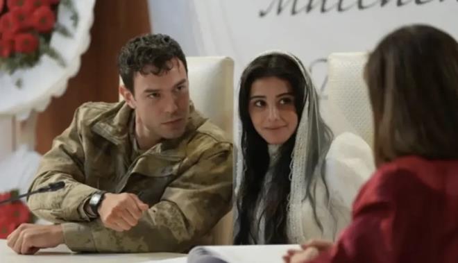 D�n ak�am ilk b�l�m� yay�nlanan Sevdi�im Sensin dizisinde ba�rol� Helin Kandemir ve Ayta� �a�maz payla��yor.