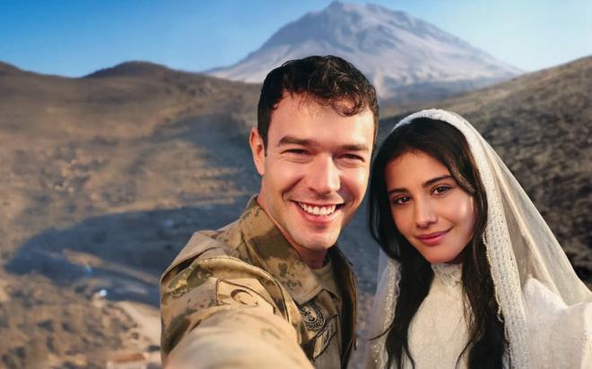 Star TV?nin yeni dizisi Sevdi�im Sensin, d�n ak�ama damga vurdu. Ba�rollerde Helin Kandemir ve Ayta� �a�maz'�n yer ald��� dizi ilk b�l�m� ile b�y�k be�eni toplad�.