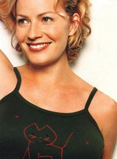 Elizabeth Shue Wellesley Koleji'ni bitirdikten sonra Harvard niversitesi'nde egitimini srdrd.