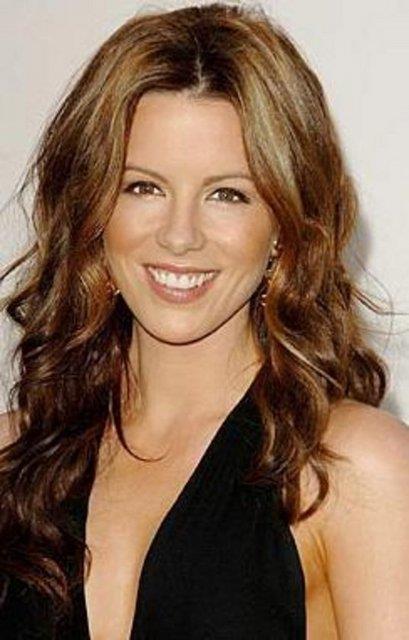 Ksa hikaye ve iirler yazan yldzn bu alanda dlleri de var. Beckinsale, ngilizce'nin yansra Rusa, Franszca ve Almanca konuuyor.