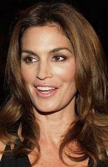 <p><b>Cindy Crawford</b></p>  Manken Cindy Crawford liseyi okul birincisi olarak bitirdi. 1984 ylnda ilk modellik anlamasn imzalad.