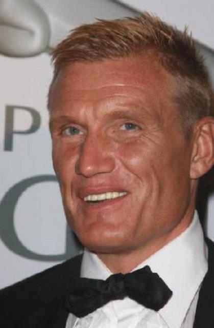 Oyunculuk kariyeri iin niversite eitimini yarda brakt.