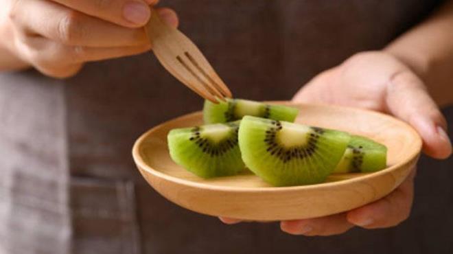 Saklama ko�ullar� da en az soyma y�ntemi kadar �nemli. Sert kivileri oda s�cakl���nda birka� g�n bekleterek olgunla�t�rabilirsiniz. Daha h�zl� sonu� almak isterseniz elma ya da muzla ayn� po�ette bekletmek i�e yarayabilir. Olgunla�an kivileri ise buzdolab�nda muhafaza ederek tazeli�ini biraz daha uzun s�re koruyabilirsiniz.