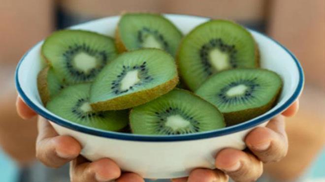 Sebze soyaca�� denildi�inde �o�u ki�inin akl�na sadece patates ya da havu� geliyor. Oysa bu pratik mutfak gereci meyvelerde de olduk�a etkili. Kivi kabu�unu kontroll� bir �ekilde ay�rman�z� sa�l�yor. �zellikle eliniz b��ak kullan�rken rahat de�ilse bu y�ntem daha g�venli bir alternatif sunuyor. �nce ve e�it bir soyma sa�lad��� i�in besin kayb� da minimuma iniyor.