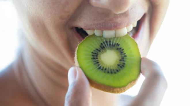 Kivi hakk�nda az bilinen bir ba�ka bilgi de kabu�unun asl�nda yenilebilir olmas�. �nce t�yl� yap�s� bir�ok ki�iye rahats�z edici gelse de kabuk k�sm�nda da lif bulunuyor. �yi y�kand���nda ve ince do�rand���nda baz� ki�iler kiviyi kabu�uyla birlikte t�ketmeyi tercih ediyor.