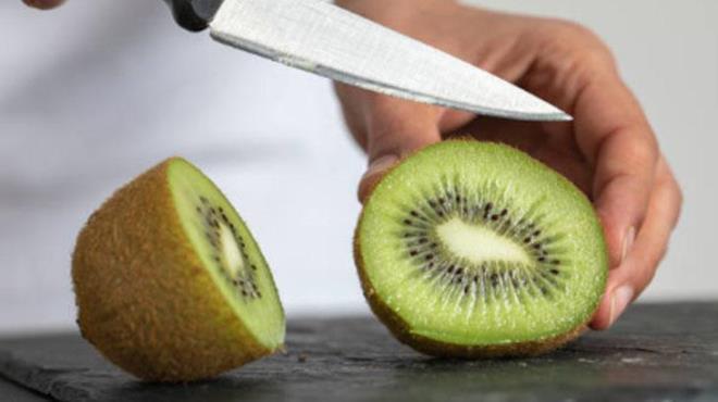 As�l �a��rt�c� y�ntem ise yumu�ak ve olgun kiviler i�in ge�erli. E�er kivi bast�rd���n�zda hafif�e i�e ��k�yorsa onu soymak i�in b��akla u�ra�man�za gerek yok. Tek ihtiyac�n�z olan �ey s�radan bir su barda��. Kiviyi ortadan ikiye kesin. Ard�ndan yar�s�n� al�n ve kabu�un alt k�sm�n� barda��n kenar�na yerle�tirin. Meyveyi yava��a a�a�� do�ru itin.