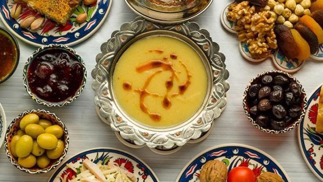 S�v� al�m� ihmal edilmemeli  <p>  S�v� al�m�n�n Ramazan ay�nda ihmal edildi�ini hat�rlatan Dr. �zekinci, iftar ile sahur aras�nda g�nl�k 2?2,5 litre su t�ketiminin s�v�-elektrolit dengesi i�in gerekli oldu�unu vurgulad�. Ayran, kefir ve �ekersiz bitki �aylar� s�v� al�m�n� desteklerken, �ekerli ve yo�un kafeinli i�ecekler yerine ge�emiyor. Azalan fiziksel aktivitenin ba��rsak hareketlerini yava�latabildi�ini ifade eden �zekinci, posa i�eri�i y�ksek g�dalar�n t�ketilmesini ve iftardan 1-2 saat sonra yap�lacak hafif y�r�y��leri �nerdi.