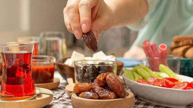 ?Hem ruhsal hem de fiziksel iyilik halini g��lendiren bir f�rsat?<p>    Diyabet, hipertansiyon, kalp ve b�brek hastal��� bulunan bireyler, gebeler, emziren kad�nlar ve geli�im �a��ndaki �ocuklar�n oru� tutmadan �nce mutlaka hekim dan��manl��� almas� gerekti�ini belirten Dr. �zekinci, ki�iye �zel beslenme plan� olmadan oru� tutulmas�n�n sa�l�k a��s�ndan risk olu�turabilece�ini s�yledi. Dr. Ayden �zekinci, Ramazan ay�n�n bilimsel beslenme ilkeleri do�rultusunda planland���nda, metabolik dengeyi destekleyen ve genel sa�l�k durumunu olumlu etkileyen bir s�re� olabilece�ini ifade ederek, bu d�nemin hem ruhsal hem de fiziksel iyilik halini g��lendiren bir f�rsat oldu�unu vurgulad�.