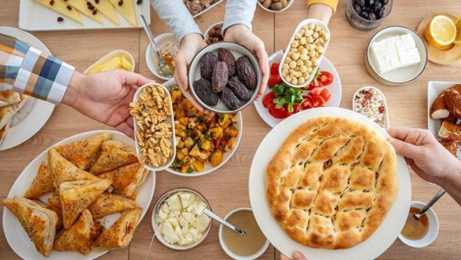 ���n say�s� azal�yor  <p>  Ramazan ay�nda ���n say�s�n�n azalmas� ve besin al�m�n�n iftar ile sahur aras�ndaki s�n�rl� zaman dilimine s�k��mas�n�n, v�cudun enerji harcamas�n� azaltmaya y�nelik fizyolojik uyum mekanizmalar�n� tetikledi�ini s�yleyen Dr. �zekinci, bunun kan glikoz d�zeylerinde erken d����, bili�sel performansta azalma ve sindirim sistemi fonksiyonlar�nda bozulma riskini art�rabilece�ini ifade etti.