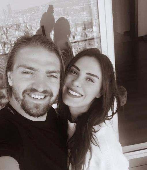 <p><span><strong>"TANI�MAK ���N SAATLERCE BEKLED�M"</strong></span></p>    <p><strong>"Ben ��kran'� ilk defa cilt doktorunda g�rd�m. Doktora gidip 'Bizi mutlaka tan��t�r' dedim. S�rf tan��abilmek i�in 4-5 saat bekledim fakat hi� y�z vermiyordu" diyen Erkin, istedi�i ilgiyi g�remedi�ini itiraf etti.</strong></p>