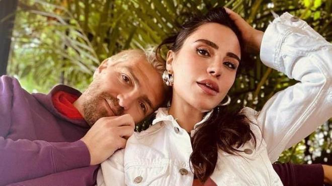 <strong>Oval�'y� ilk kez bir cilt doktorunda g�rd���n� ve tan��mak i�in �ok �aba sarf etti�ini dile getiren �nl� futbol y�ld�z�n�n a��klamalar� ise hayranlar�n� �a��rtt�.</strong>