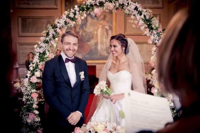 <strong>2017 y�l�nda d�nyaevine giren futbol d�nyas�n�n ba�ar�l� isimlerinden Caner Erkin ve �nl� oyuncu ��kran Oval�, mutlu evlilikleriyle magazin d�nyas�n�n �rnek �iftleri aras�nda g�steriliyor.</strong>